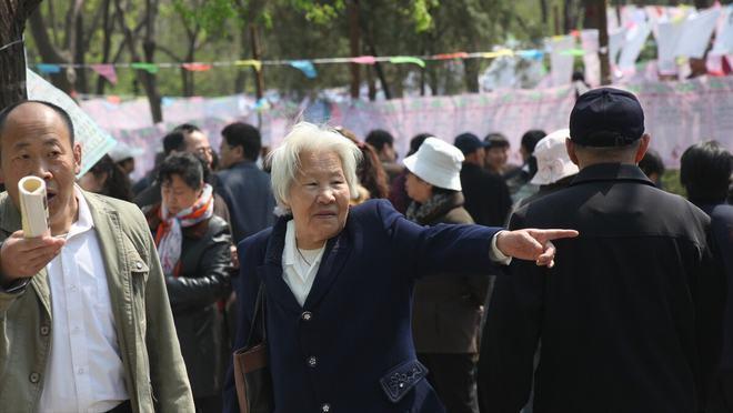 世界杯手机直播客户端下载-63岁大妈:给我儿子100万买房,就做你老伴,大爷:你还18岁吗?